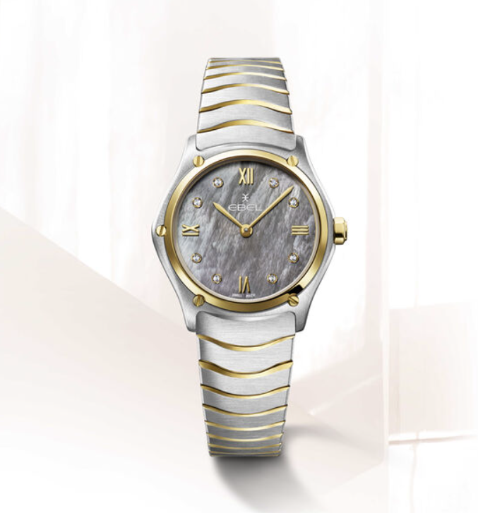 EBEL Sport Classic - 1216419A dames pols horloge. Edelstalen kast gecombineerd met 18 karaat geel goud. Ø 29 mm. Grijze parelmoeren wijzerplaat met Romeinse cijfers en 8 diamanten ( 0,052 crt ). Ontspiegeld Saffier glas. Edelstalen Wave band met goud accenten en klap sluiting. Zwitsers quartz uurwerk. 5 ATM waterdicht.